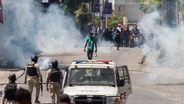 &nbsp;Más de 60.000 personas han sido desplazadas en un mes en Puerto Príncipe, la capital de Haití, que se encuentra sitiada por el recrudecimiento de la violencia pandillera que asola el país, según informó la OIM, la agencia de las Naciones Unidas para la migración, el 18 de marzo.&nbsp;