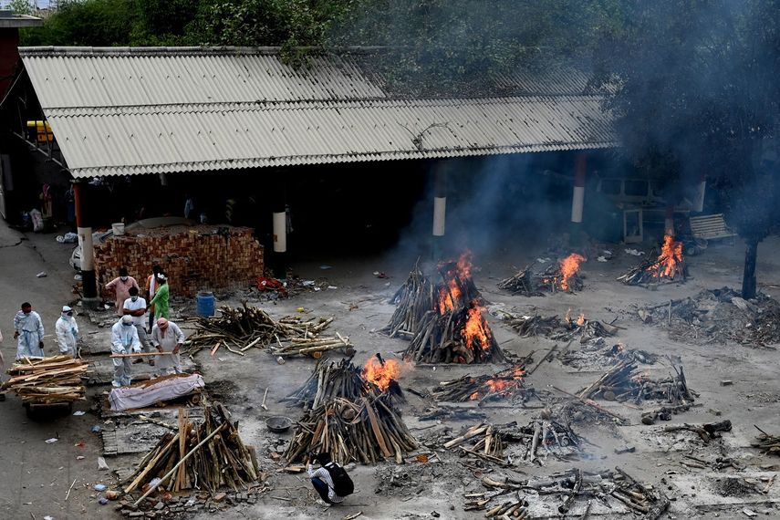 Pilas funerarias de personas que murieron debido al coronavirus Covid-19 se ven en un crematorio en Nueva Delhi el 4 de mayo de 2021. &nbsp;
