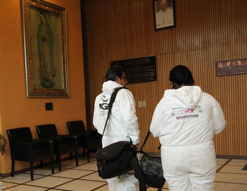 Peritos inspeccionan el interior de la sede de la Conferencia del Episcopado Mexicano (CEM) en Ciudad de México (México).