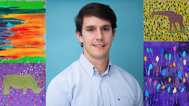 El pintor Carlos Porras junto a algunas de sus obras.&nbsp;