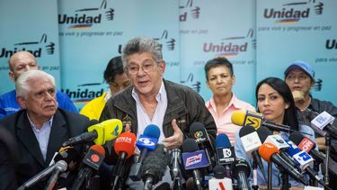 La MUD, que agrupa a la mayoría de los partidos de oposición venezolanos, decidió a principios de año no participar ni respaldar la candidatura de ninguno de los líderes de oposición en las elecciones presidenciales.