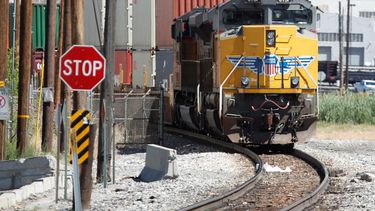 Un tren de la empresa Union Pacific se prepara para salir de una de las estaciones en Salt Lake City, Utah.