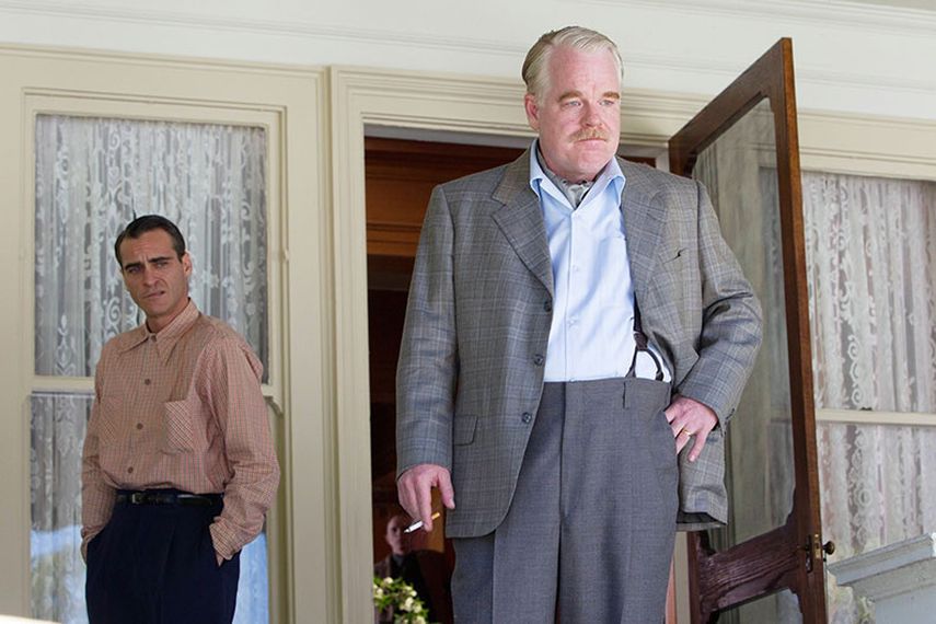 Joaquin Phoenix, a la izquierda, y Philip Seymour Hoffman durante una escena de la película The Master (2012). (AP)