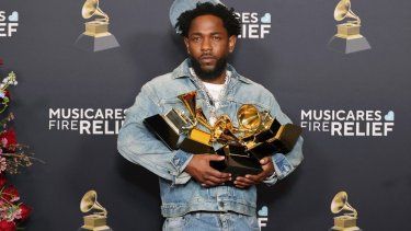 El rapero Kendrick Lamar posa con los Grammy que recibió en la edición 67 de los premios.