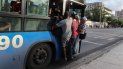 Fotografía del 11 de septiembre de 2019 de varias personas colgadas de un ómnibus en La Habana, en medio de una severa crisis de combustible y transporte.