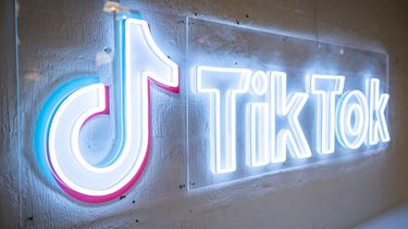 Esta foto de archivo tomada el 9 de febrero de 2022 muestra el logotipo del servicio de redes sociales enfocado en videos TikTok, en la oficina de TikTok UK, en Londres.