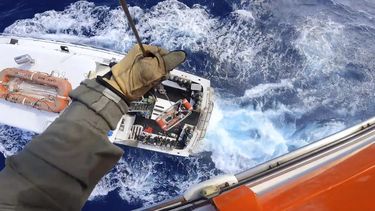 Esta imagen proporcionada por la Guardia Costera de EEUU muestra el rescate de un hombre mordido por un tiburón mientras pescaba a bordo de un barco cerca de Bahamas, el lunes 21 de febrero de 2022.&nbsp;