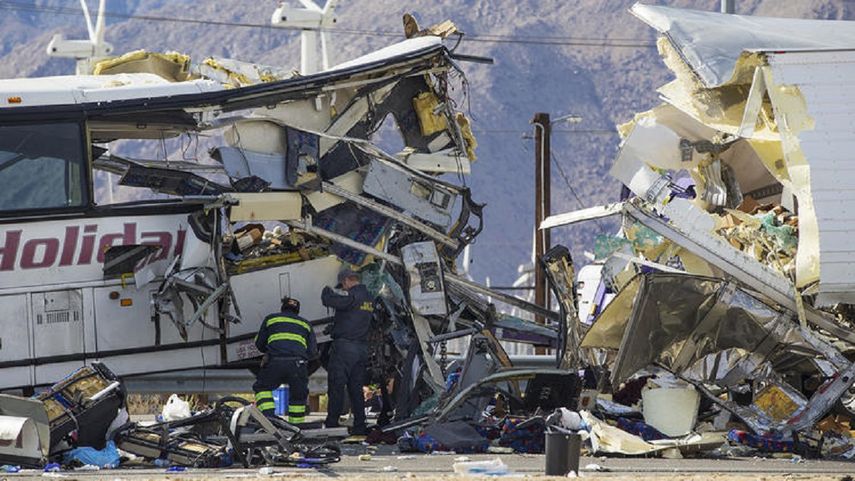 El autobús quedó picado a la mitad luego del impacto