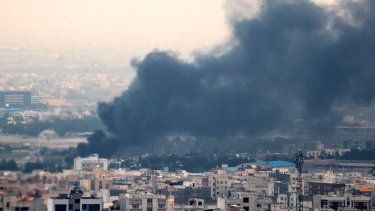 El humo de una explosión en el suroeste de Teherán se eleva el 16 de junio de 2025.