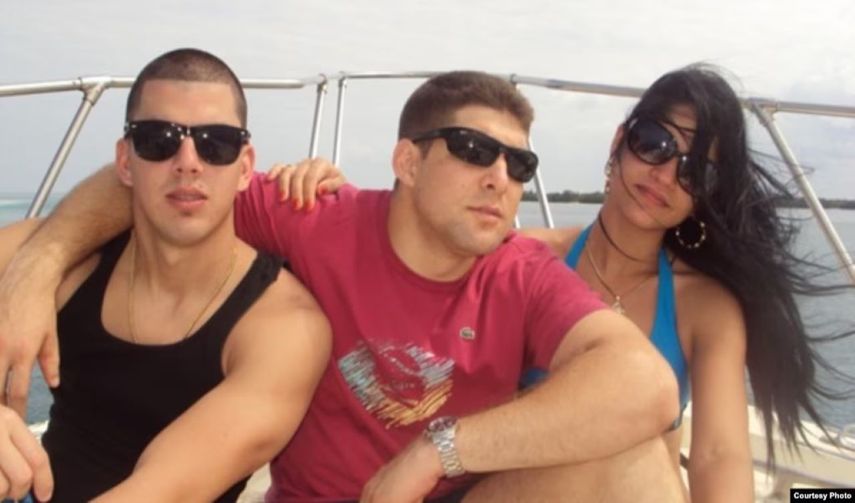 Jorge Javier Rodríguez Cabrera junto al nieto de Raúl Castro, Raúl Guillermo Rodríguez Castro, apodado “El Cangrejo”, en una embarcación durante un viaje de placer.