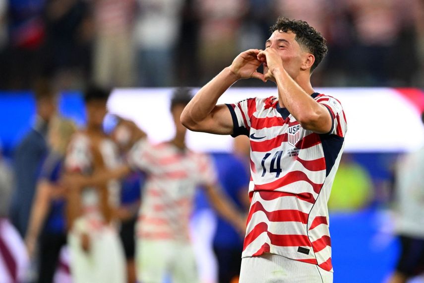 El centrocampista estadounidense Sebastian Berhalter, número 14, celebra la victoria en el partido de fútbol del Grupo D del Mundial 2026 entre Estados Unidos y Paraguay en el Estadio de Los Ángeles en Inglewood el 12 de junio de 2026.&nbsp;