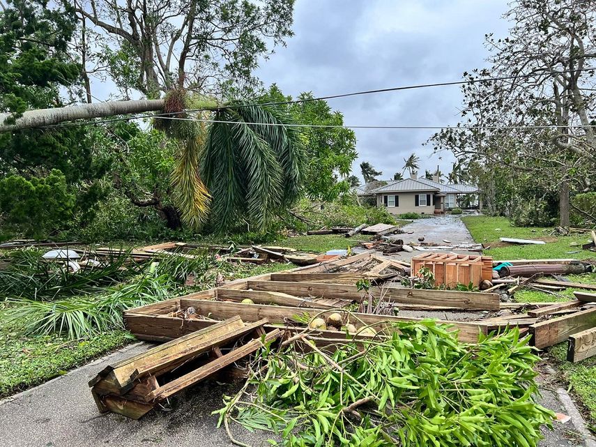 Árboles y otro tipo de vegetación sobre las vías impedían el normal flujo vehicular en Fort Myers.