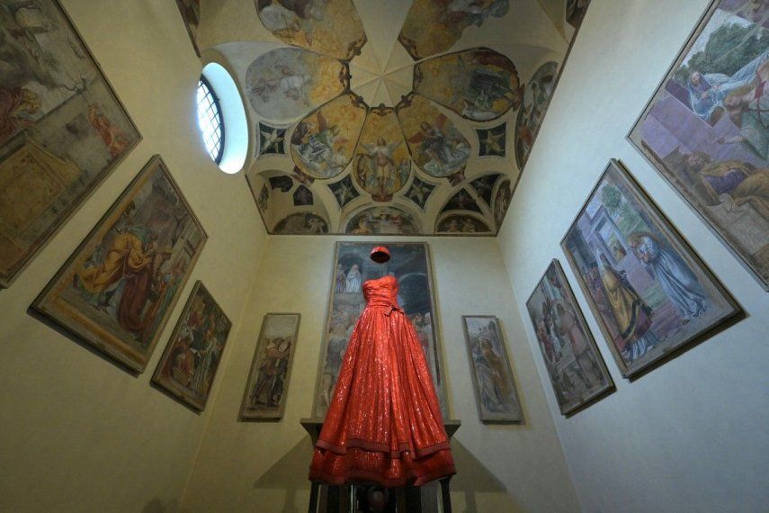 Un vestido de gala diseñado por Giorgio Armani para la Semana de la Moda de Milán en 1993 forma parte de la exhibición que marca el 50 aniversario de la casa de moda.&nbsp;&nbsp;