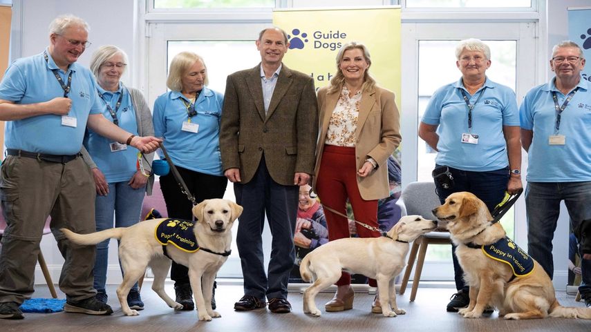 El príncipe Eduardo, duque de Edimburgo y Sophie, duquesa de Edimburgo, posan con el personal mientras participan en Big Help Out, visitando una clase de cachorros en la Asociación de perros guía para ciegos Training Center en Reading, al oeste de Londres, el 8 de mayo de 2023. Fiestas de coronación cierran con jornada de voluntariado.
