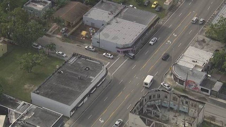 Aunque el vehículo chocó contra la puerta de la guardería, no llegó a entrar al lugar.