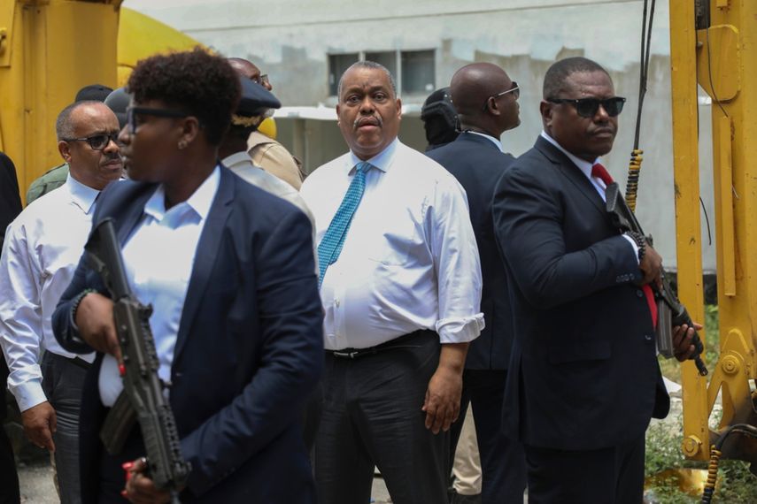 Agentes de seguridad armados escoltan al primer ministro haitiano Garry Conille mientras visita el Hospital General en Puerto Príncipe, Haití, martes 9 de julio de 2024.