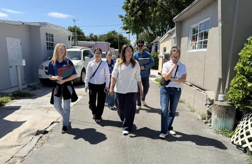 La senadora Ileana García, acompañada de su equipo y representantes de organizaciones sin fines de lucro, en su segunda visita a la comunidad.
