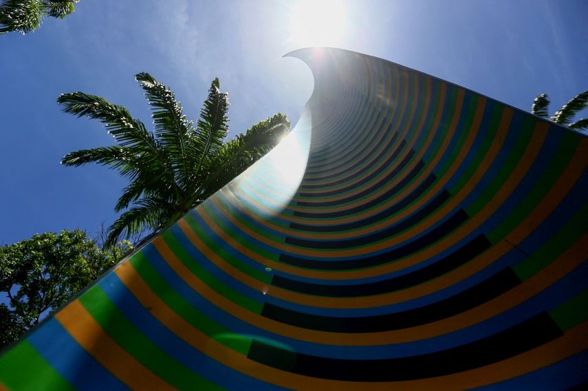 Vista de la escultura Cromo de Vela, del artista venezolano Carlos Cruz-Diez durante el recorrido de la Fundación Mas Valencia para conmemorar el centenario del artista en Valencia, Estado Carabobo, Venezuela, el 17 de agosto de 2023. &nbsp;