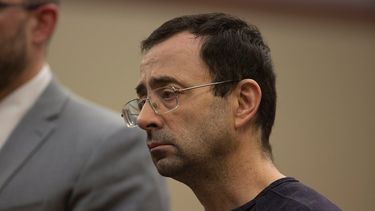 El exmédico del equipo de gimnasia de EEUU,&nbsp;Larry&nbsp;Nassar, fue hoy hallado culpable por un tribunal del estado de Michigan que le impuso una condena de un mínimo de 40 y un máximo de 125 años de prisión por haber abusado sexualmente de sus pacientes, en la que supone la tercera sentencia en su contra.