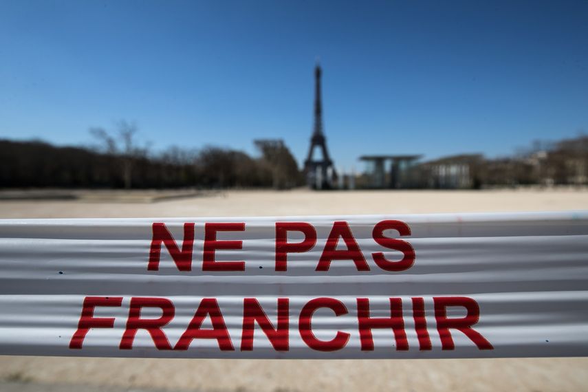 Una foto muestra los Champs-de-Mars vac&iacute;os con la Torre Eiffel y un cord&oacute;n que dice No cruces en Par&iacute;s, el 25 de marzo de 2020, el noveno d&iacute;a de un encierro destinado a frenar la propagaci&oacute;n del COVID-19 ( nuevo coronavirus) en Francia.