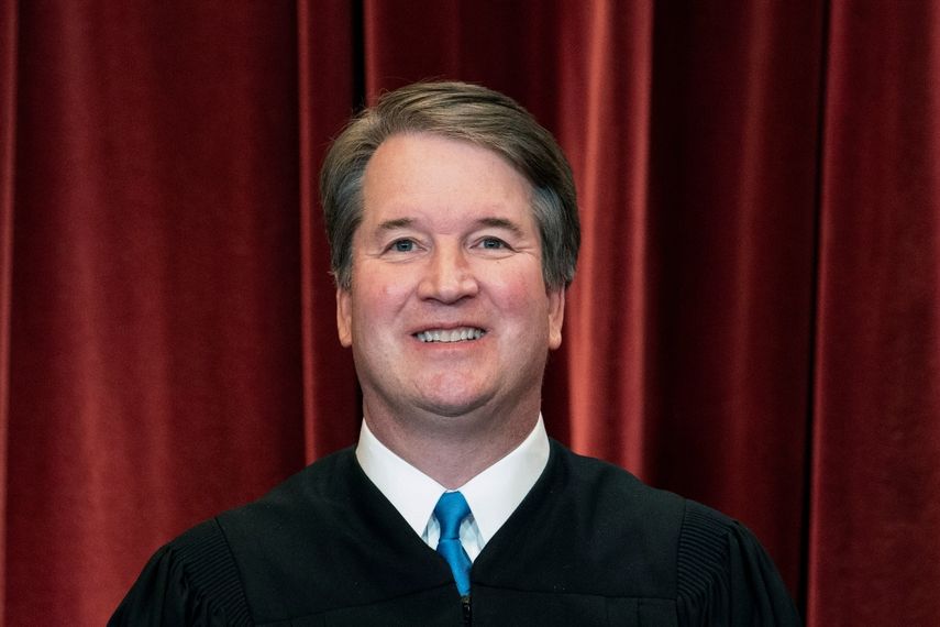 ARCHIVO - El juez de la Corte Suprema Brett Kavanaugh de EEUU posa para una foto en la corte, Washington, 23 de abril de 2021.&nbsp;