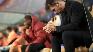 El técnico del Atlético de Madrid Diego Simeone en el banquillo durante el partido contra el Porto por la Champions League, el martes 1 de noviembre de 2022.&nbsp;