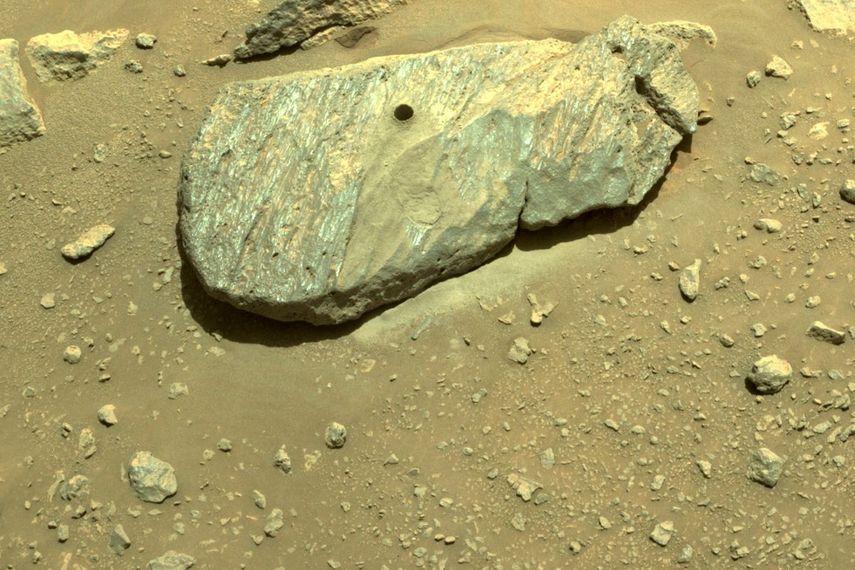 NASA que muestra un agujero taladrado por el explorador Perseverance durante su segundo intento de recolección de muestras en el cráter Jezero de Marte.&nbsp;