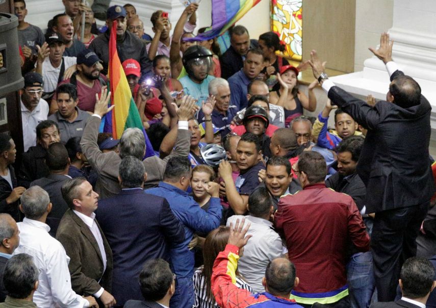 Bajo el grito de el pueblo unido jamás será vencido chavistas lograron burlar las cuatro alcabalas que existen para ingresar al salón de debates del Parlamento