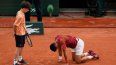 Un recogepelotas auxilia a Novak Djokovic tras sufrir una caída durante el partido de cuarta ronda contra Francisco Cerúndolo en el Abierto de Francia, el lunes 3 de junio de 2024, en París.&nbsp;