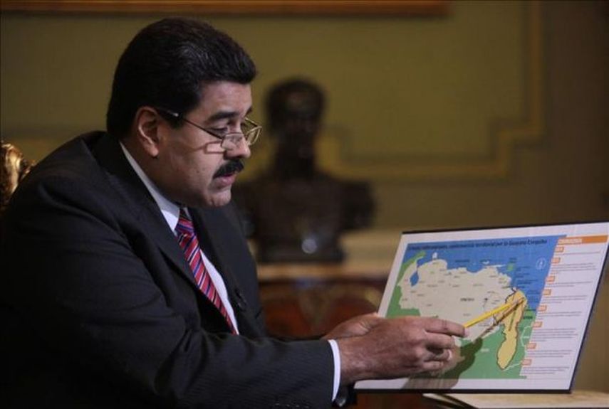 Fotografía cedida por Prensa Miraflores en la que se registró al presidente de Venezuela, Nicolás Maduro, al hablar en el Palacio Presidencial, en la ciudad de Caracas. (EFE)