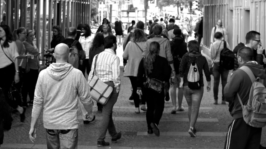 Personas caminando en una avenida