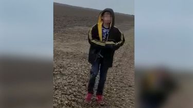 El niño Wilton Eniel Gutiérrez, de 10 años, es captado en un video realizado por un oficial de la patrulla fronteriza en Texas, tras haber sido abandonado en el desierto por coyotes.