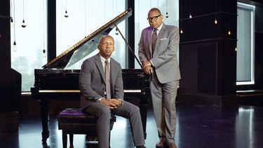 El jazzista galardonado con el Pulitzer Wynton Marsalis y Bryan Stevenson, pianista y fundador de Equal Justice Initiative posan para un retrato el jueves 13 de junio de 2024, en Nueva York.