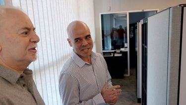 El administrador público del condado de Clark, Robert Telles (derecha), habla con Jeff German, reportero del diario Las Vegas Review-Journal, el 11 de mayo de 2022 en su oficina en Las Vegas.&nbsp;