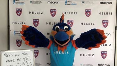 Golazo, la mascota del Miami FC, aparece en las clases virtuales que imparten varias escuelas de la Ciudad del Sol.