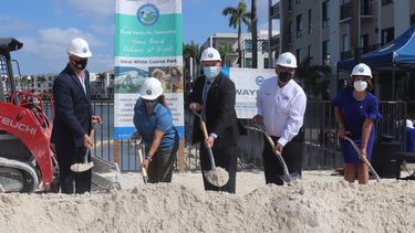 Juan Carlos Bermúdez preside el acto de colocación de la primera piedra del futuro parque Doral White Course Park .&nbsp;