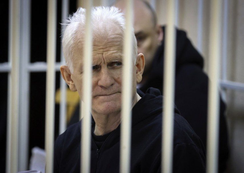 En esta imagen de archivo, Alés Bialiatski, director del grupo bielorruso de derechos humanos Vyasna, en la zona de acusados durante un juicio en Minsk, Bielorrusia, el 5 de enero de 2023.&nbsp;