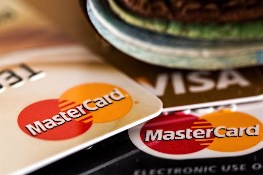 Foto referencial de tarjetas Visa y Master Card.