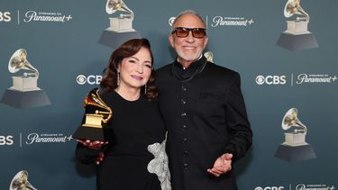 Gloria Estefan (izquierda), ganadora del premio al Mejor Álbum Latino Tropical por “Raíces”, posa en la sala de prensa junto a Emilio Estefan (derecha) durante la 68ª edición de los Premios GRAMMY en el Crypto.com Arena el 1 de febrero de 2026 en Los Ángeles, California.