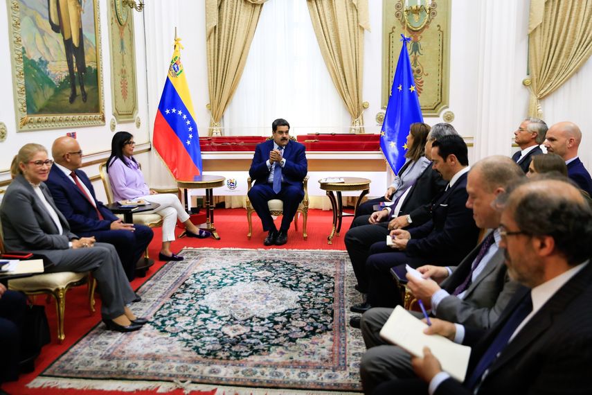 Nicolás Maduro durante una reunión con embajadores y encargados de Negocios de países de la Unión Europea, en Caracas.