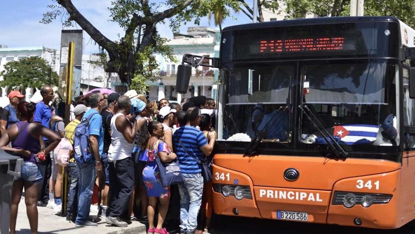 Menos de la mitad de los ómnibus funcionan en La Habana