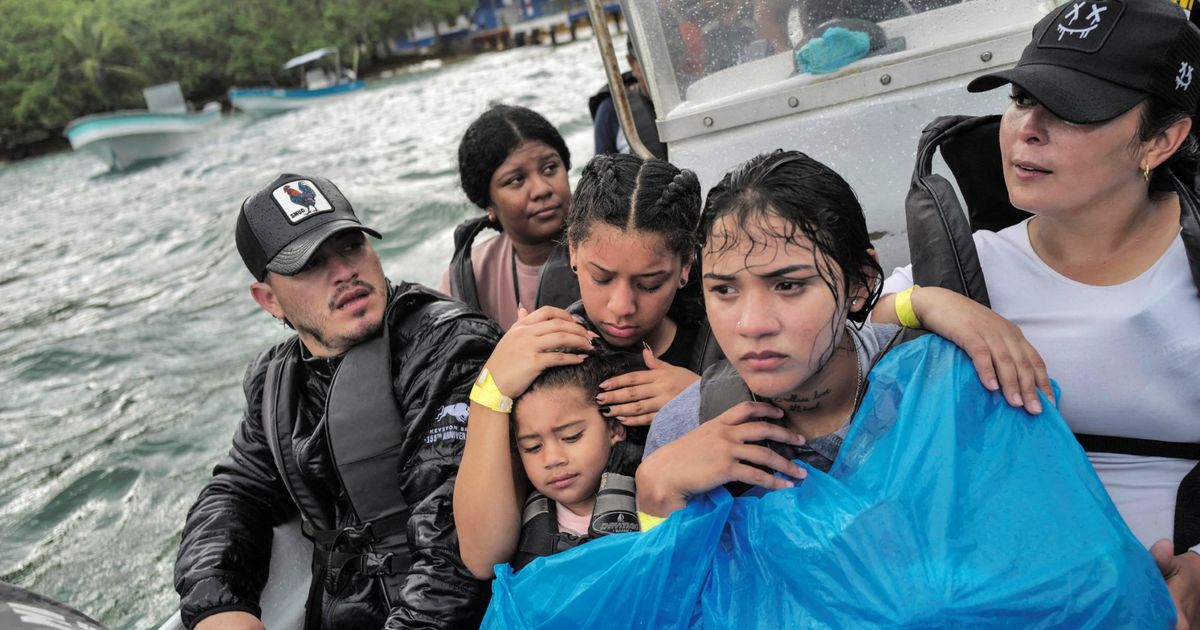 Asustados y empapados, migrantes venezolanos viven “horrible” travesía para regresar a su país