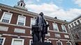 Independence Hall, donde yace una estatua de George Washington, primer presidente de Estados Unidos.