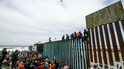Cientos de inmigrantes se congregaron en el muro fronterizo con los Estados Unidos del lado de Tijuana, México