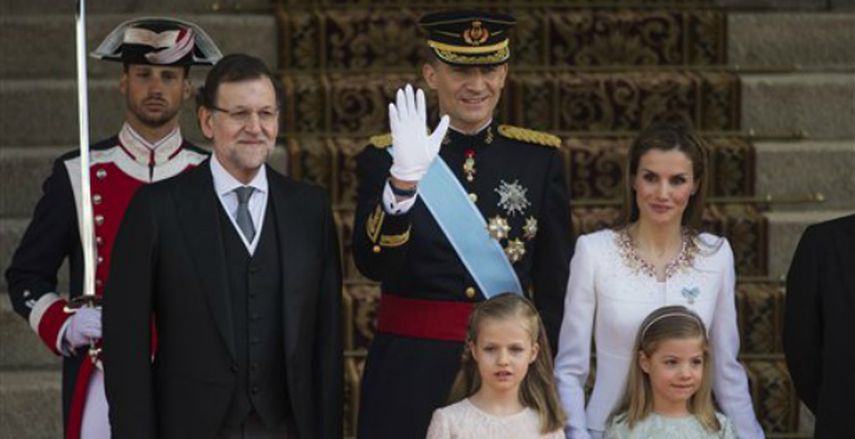 El rey Felipe VI de España, arriba centro, acompañado por su esposa la reina Letizia, arriba derecha, las infantas Sofía, derecha, y Leonor, izquierda, y el presidente del gobierno Mariano Rajoy arriban al Parlamento en Madrid. (AP)