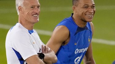 El técnico de Francia Didier Deschamps (izquierda) y Kylian Mbappé durante un entrenamiento en Doha, Qatar, el domingo 20 de noviembre de 2022. Francia enfrentará a Australia el martes en el Mundial.