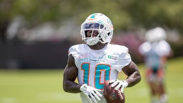 El wide receiver Tyreek Hill&nbsp; de los Miami Dolphins participa en ejercicios en las instalaciones de práctica del equipo en Miami Gardens. Se perfila como estrella de la delegación de Estados Unidos para los recién agregados, Juegos Olímpicos de 2028 en Los Ángeles