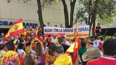 Bajo el lema central Miami, con la unidad de España y los cánticos yo soy español, español, español y queremos la unidad  hombres, mujeres y niños mostraban los colores rojo, amarillo y rojo de la insignia española.