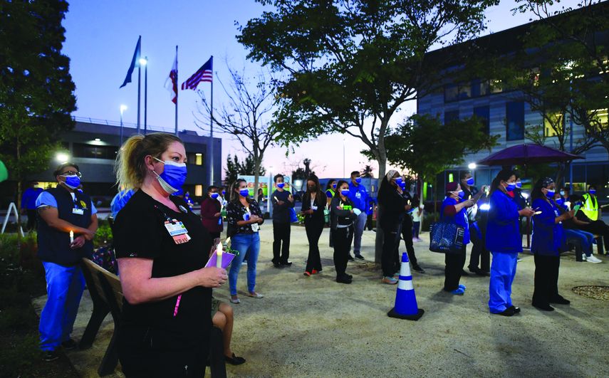 Médicos realizan una vigilia en un hospital, en California, para honrar al personal que ha luchado arduamente durante la pandemia.&nbsp;