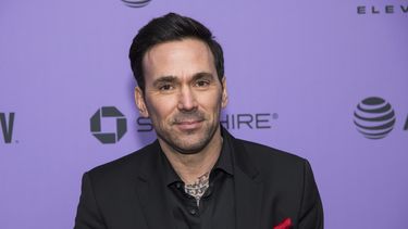Jason David Frank se presenta ante los fotógrafos en el estreno de Omniboat: A Fast Boat Fantasia en el Festival de Cine de Sundance, el 26 de enero de 2020, en Park City, Utah.